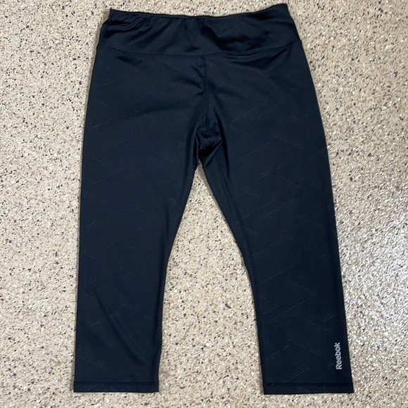 Reebok Capri Leggings Black with Pattern Sz Lg - Picture 1 of 7